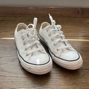 White velvet feel low top converse